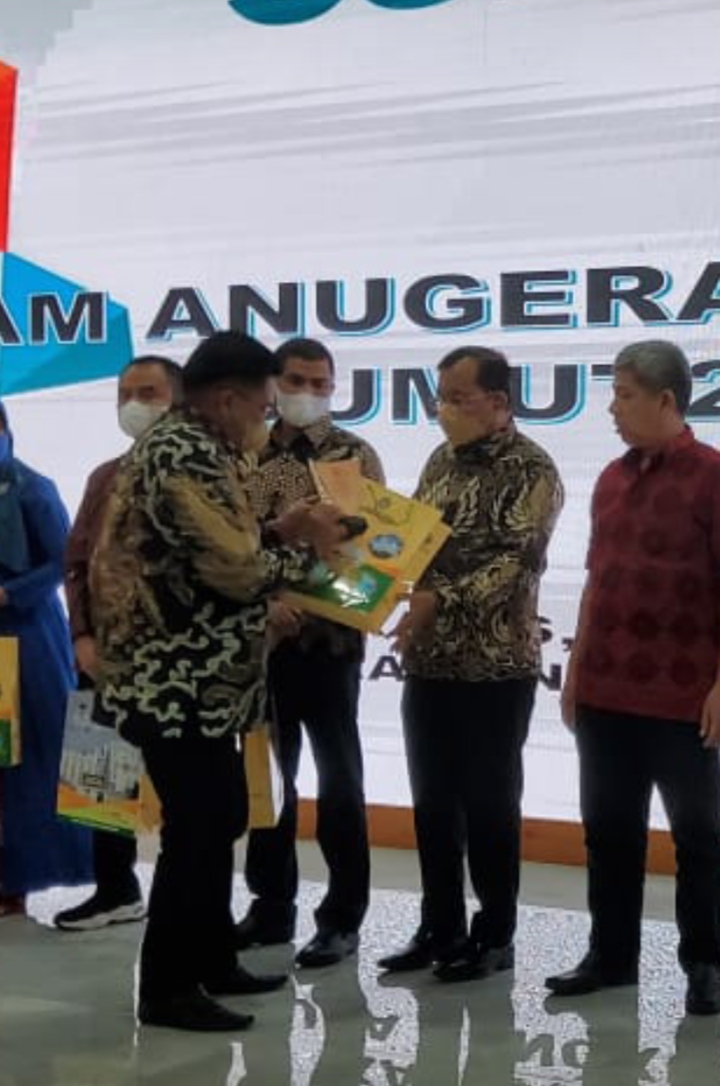 Kadisdik Batubara Ilyas S Sitorus Terima Penghargaan Anugerah Harian SUMUT24 ke 10