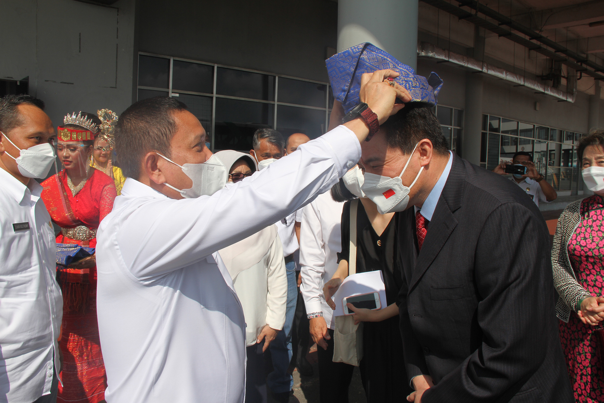 Tarian Tradisional dan Ulos Sambut  Kedatangan Konjen RRT Zhang Min di Sumut