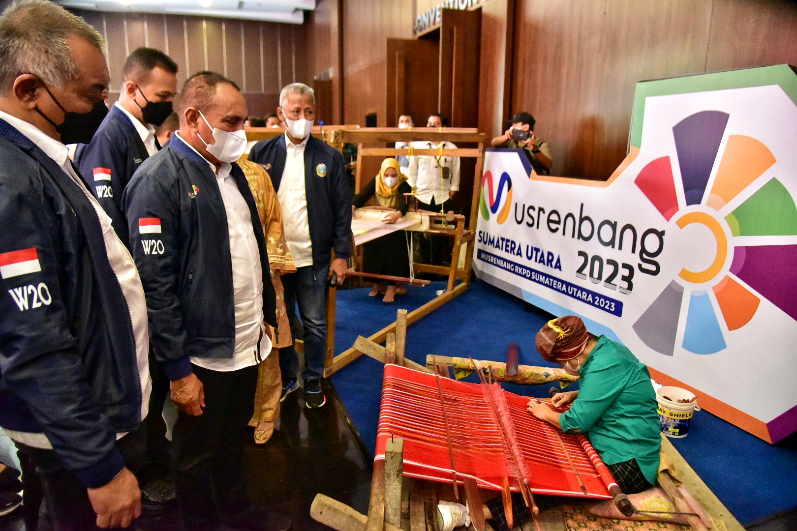 Kegiatan Menenun Tradisional Curi Perhatian di Musrembang 2023 Sumut