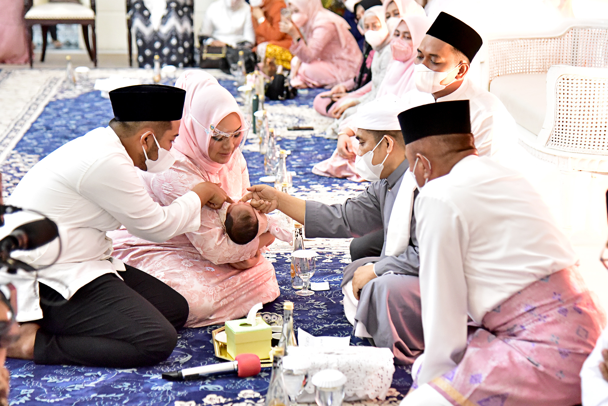 Tuan Guru BabussalamÂ   Cukur Rambut Cucu Edy Rahmayadi