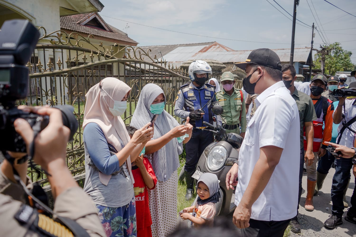 Jawab Keluhan Warga Jalan Platina, Bobby Nasution : Insya Allah, Minggu Depan Drainase Dinormalisasi & Jalan Diperbaiki