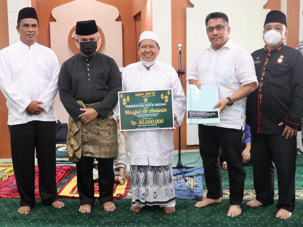 Bobby Nasution Berikan Akte Koperasi dan Bantuan Dana Rehab Masjid Al-Aminin Medan Perjuangan