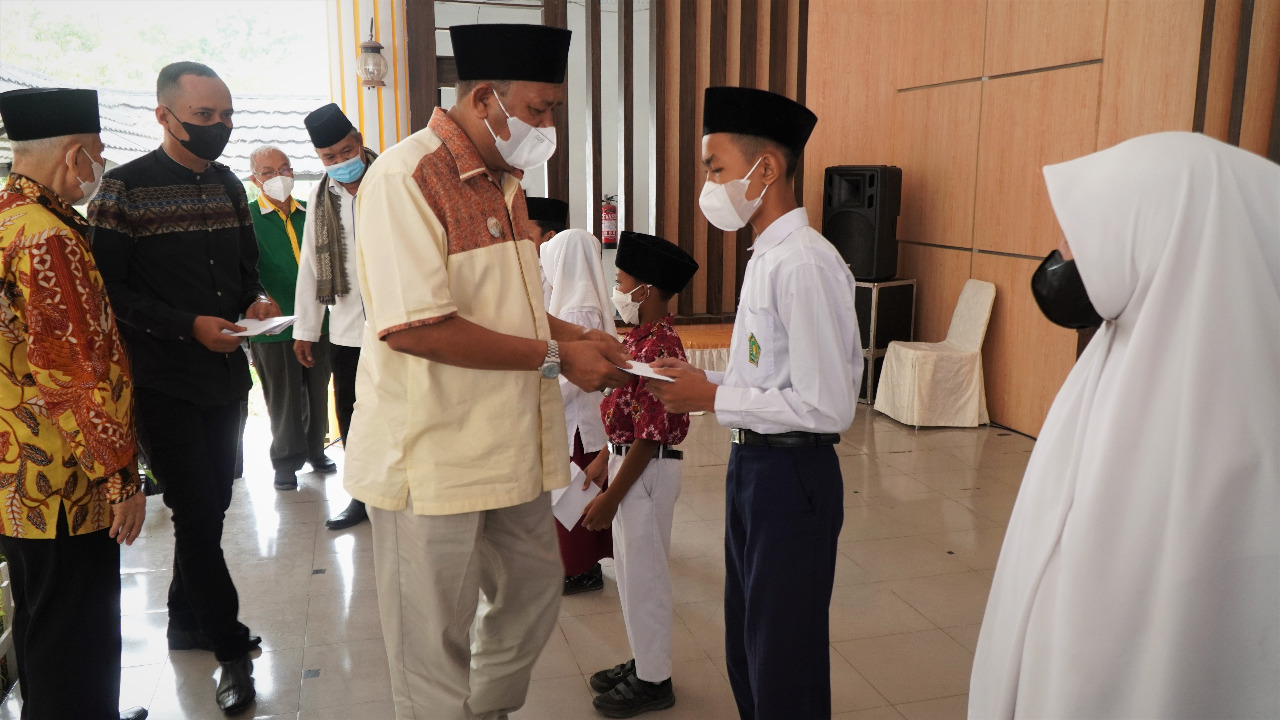 Plt. Bupati Langkat bersama Baznas Provsu menyerahkan bantuan beasiswa