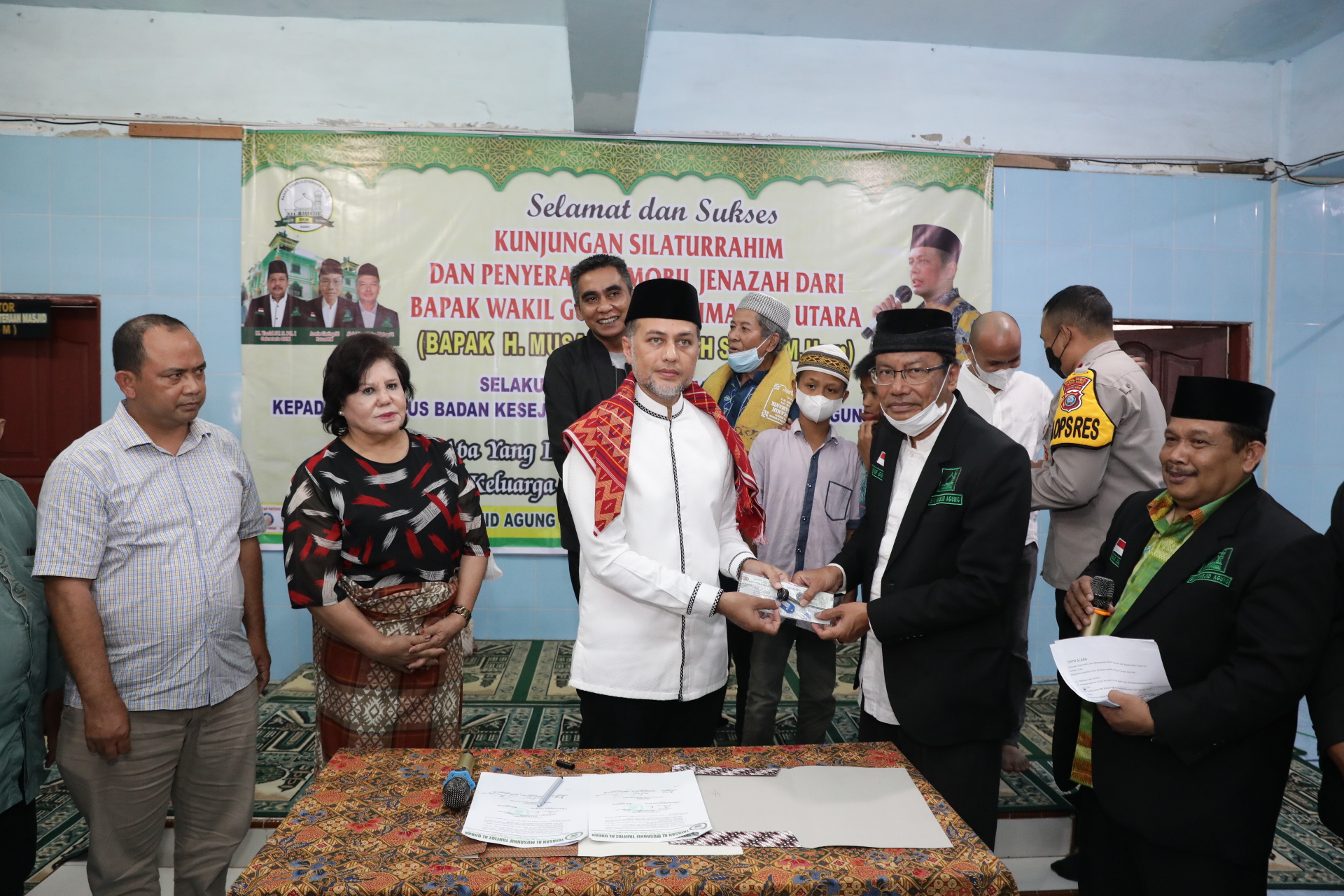 Serahkan Mobil Jenazah dan Salurkan Zakat Mal, Musa Rajekshah: Bantu Pemkab Majukan Karo