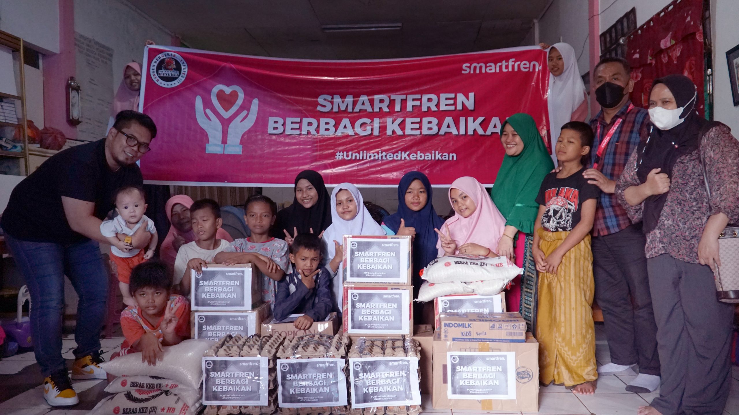 Smartfren Berbagi Kebaikan, Memberikan Bantuan Sembako Kepada Panti Asuhan Padangbulan