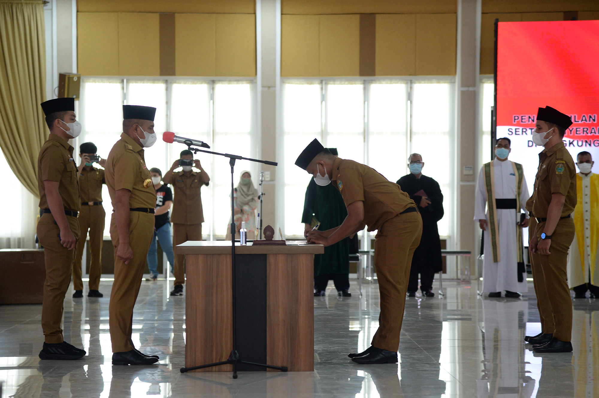 Lantik dan Serahkan SK PNS, Edy Rahmayadi Harapkan Ada Peningkatan Kinerja