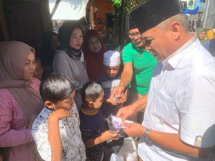 Sambut Ramadhan 1443 H, Bupati Madina Bantu Anak Yatim dan Jompo di Pasar Jongjong