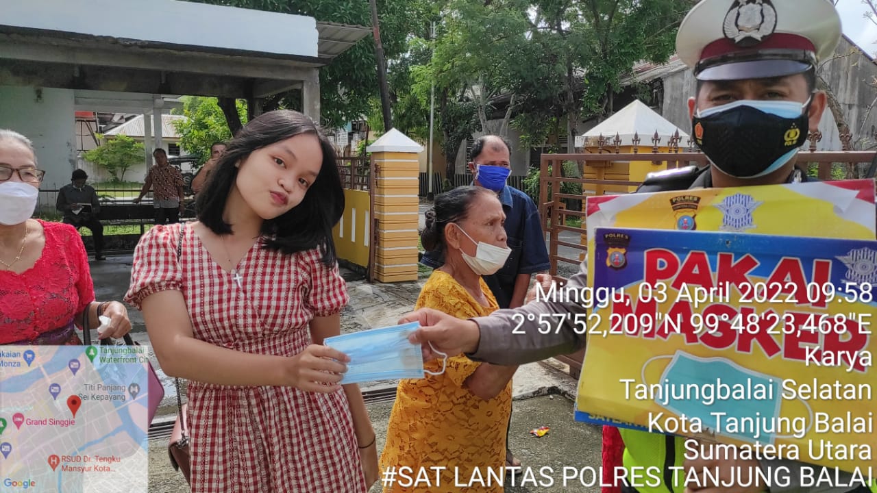 Cipkon Kamtibmas Ibadah Minggu, Personil Sat Lantas gelar Pengaturan arus lalulintas dan Berikan Masker Gratis