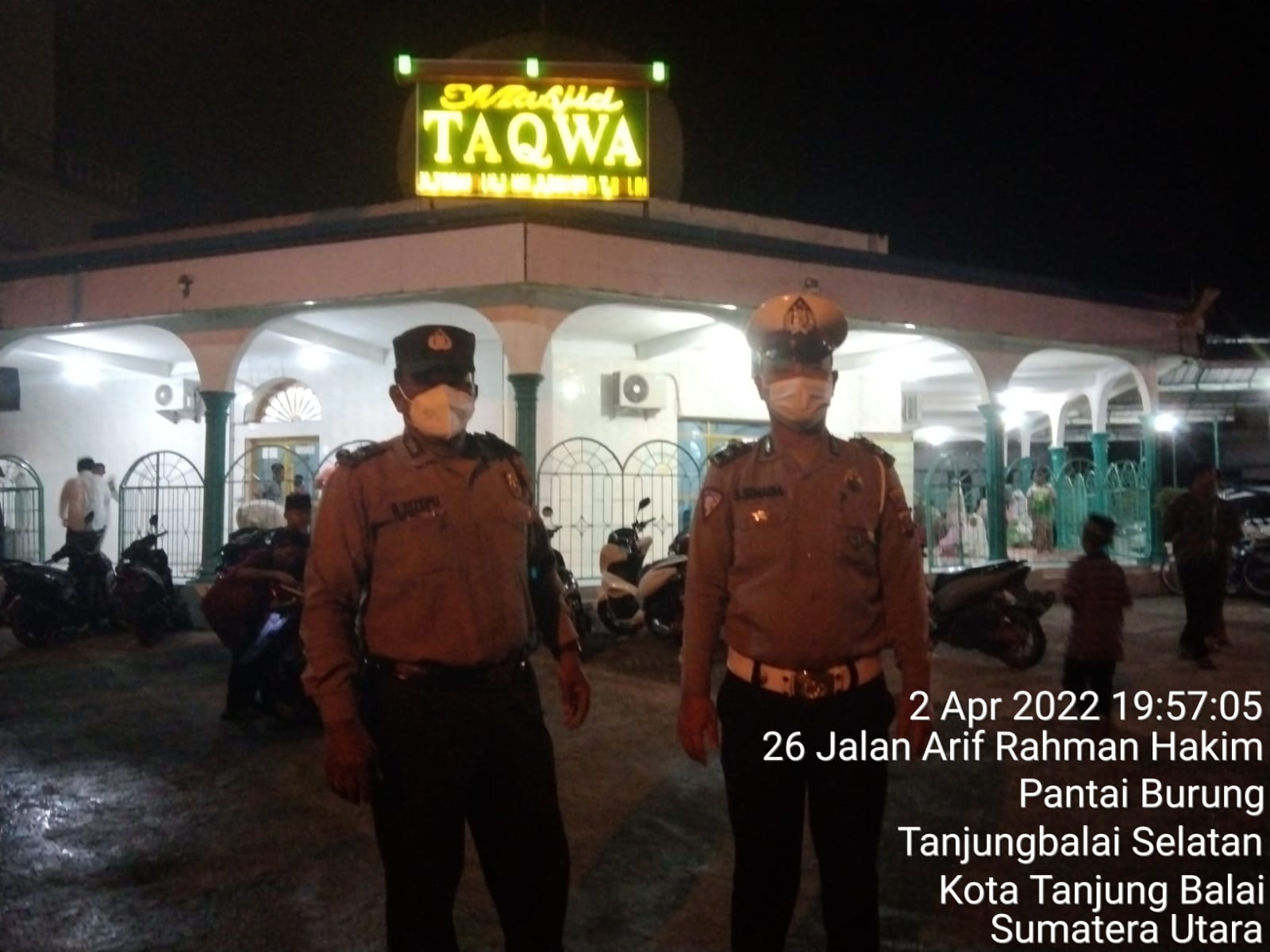 Berikan Rasa Nyaman Sholat Tarawih, Personil Polres Tanjung Balai Pengamanan di Mesjid