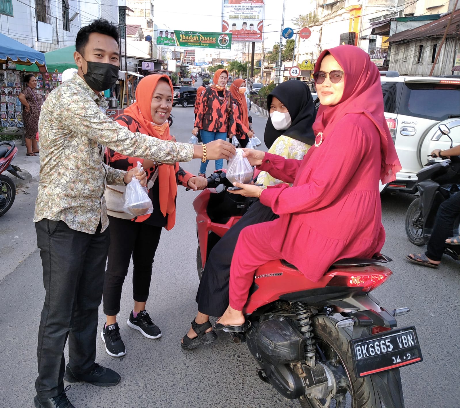 MPC Pemuda Pancasila Bagi 1000 Takjil Bersama Yahya Panjaitan Balon Legislatif 2024