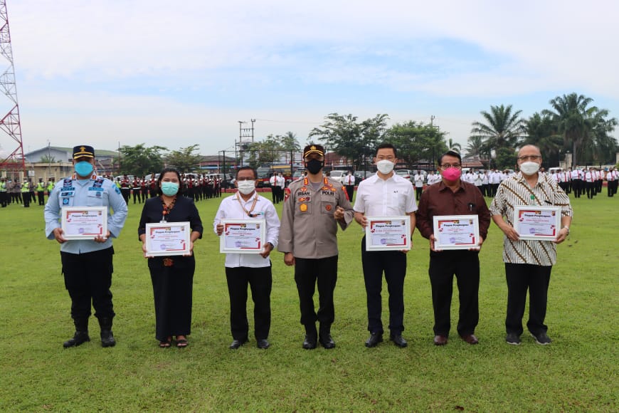 Polresta Deli Serdang Beri Penghargaan Kepada Instansi Yang turut mendorong Percepatan Vaksinasi
