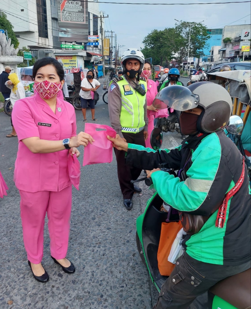 Wujud Kepedulian, Polsek Medan Kota Bagikan 200 Bungkus Takjil Kepada Warga.