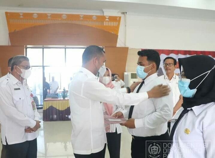Bupati Paluta Menyerahkan 81 SK Pengangkatan CPNS Tahun 2021