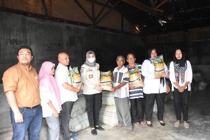 Wakil Bupati Madina Serahkan Bibit Padi di Wilayah Kecamatan Kotanopan