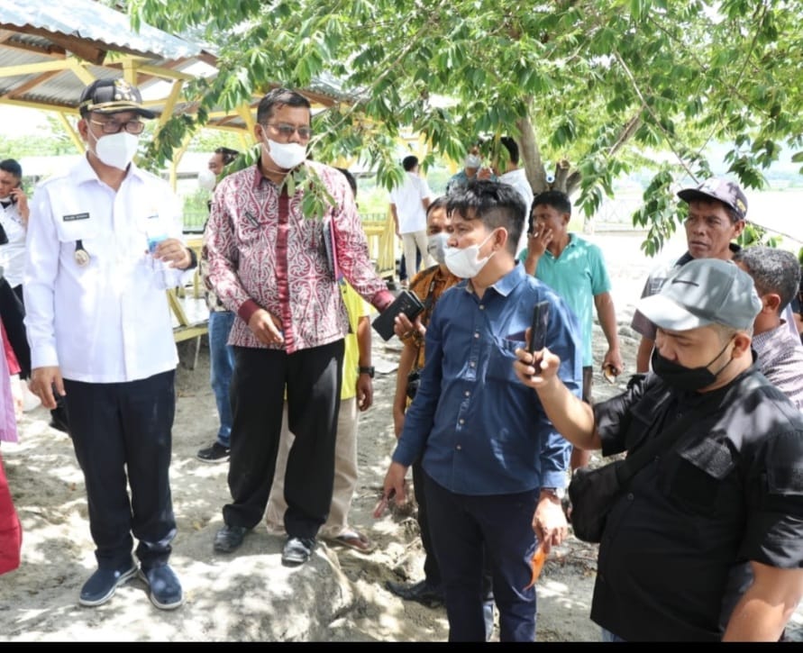 BUPATI POLTAK SITORUS LAKUKAN PENINJAUAN KEBERADAAN IKAN PREDATOR YANG MERESAHKAN NELAYAN