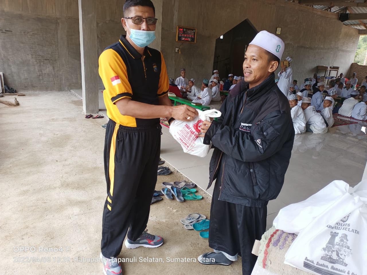 Program Jumat Barokah Polres Tapsel, AKP Zulham Bagikan Beras & Kurma