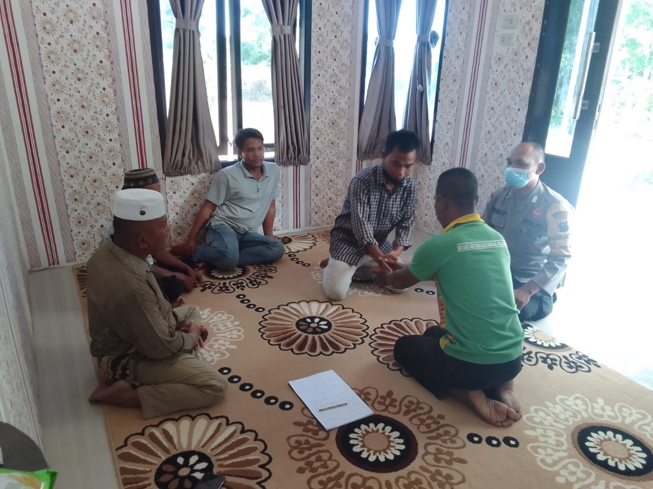 Ketahuan Mengintip, Warga Muara Batangtoru Dimediasi Bhabinkamtibmas Polsek Batangtoru