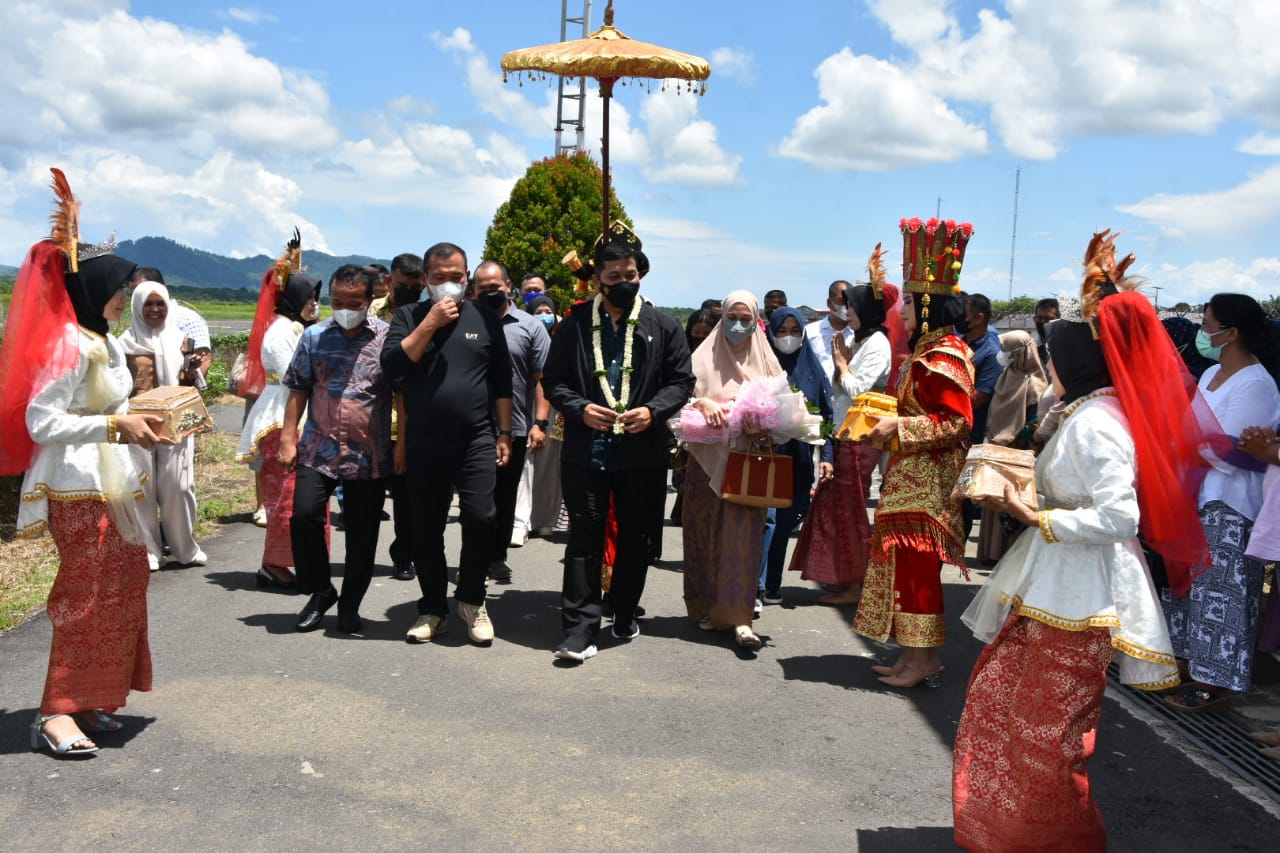 Kedatangan Danrem 023/KS Beserta Istri di Bandara Pinang Sari Disambut Tarian Khas Pesisir Sikambang