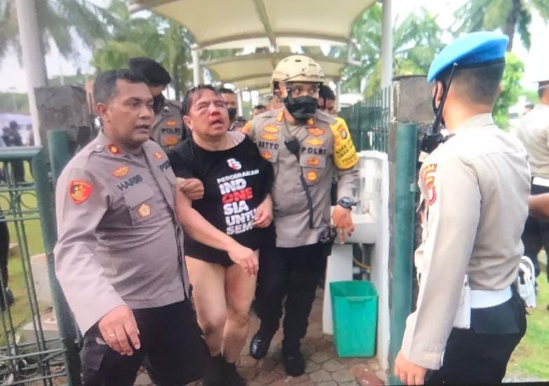 Kena Batunya, Ade Armando Babak Belur Dimassa