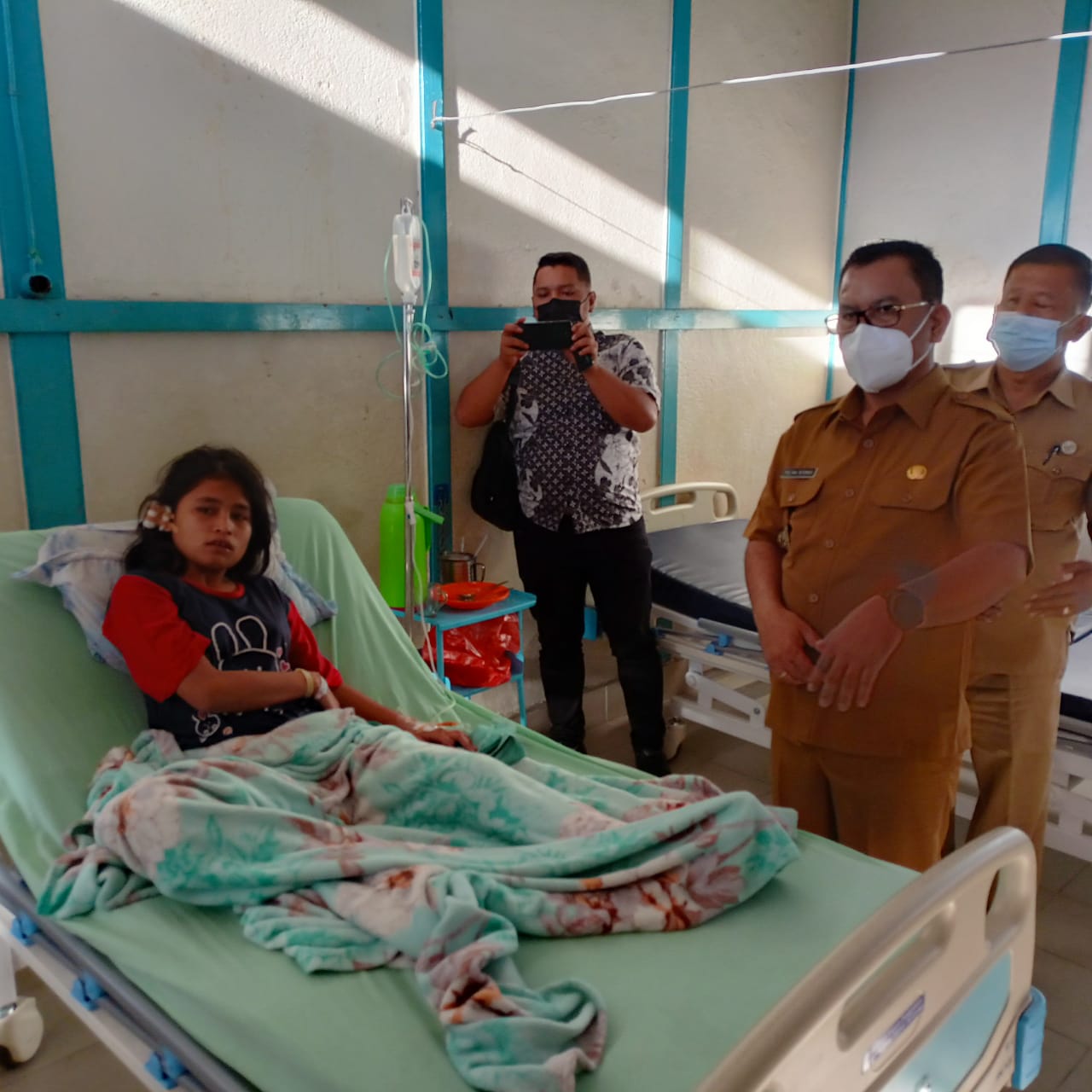 Bupati Toba Jenguk Korban Tanah Longsor