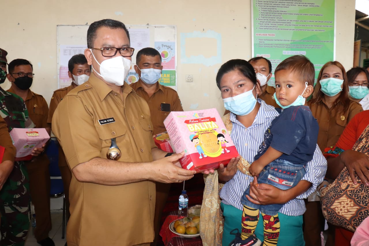 Bupati Poltak Sitorus Tinjau Pengobatan Gratis dan Bagikan Makanan Tambahan di Puskesmas Pintu Pohan
