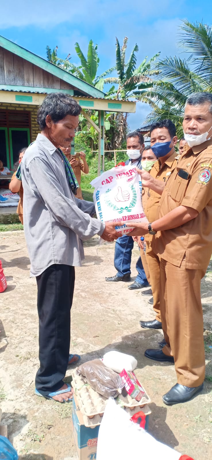 Pemkab Toba Melalui Dinas Sosial Beri Bantuan Kepada Korban Tanah Longsor di Kecamatan Nassau