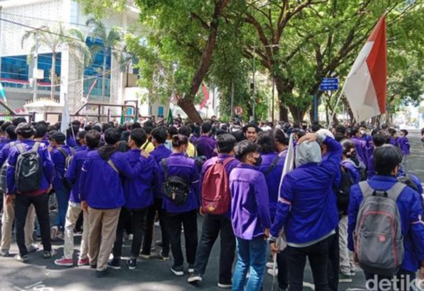 Demo 13 April, Jalan Menuju Kantor DPRD Sumut Ditutup Sementara.