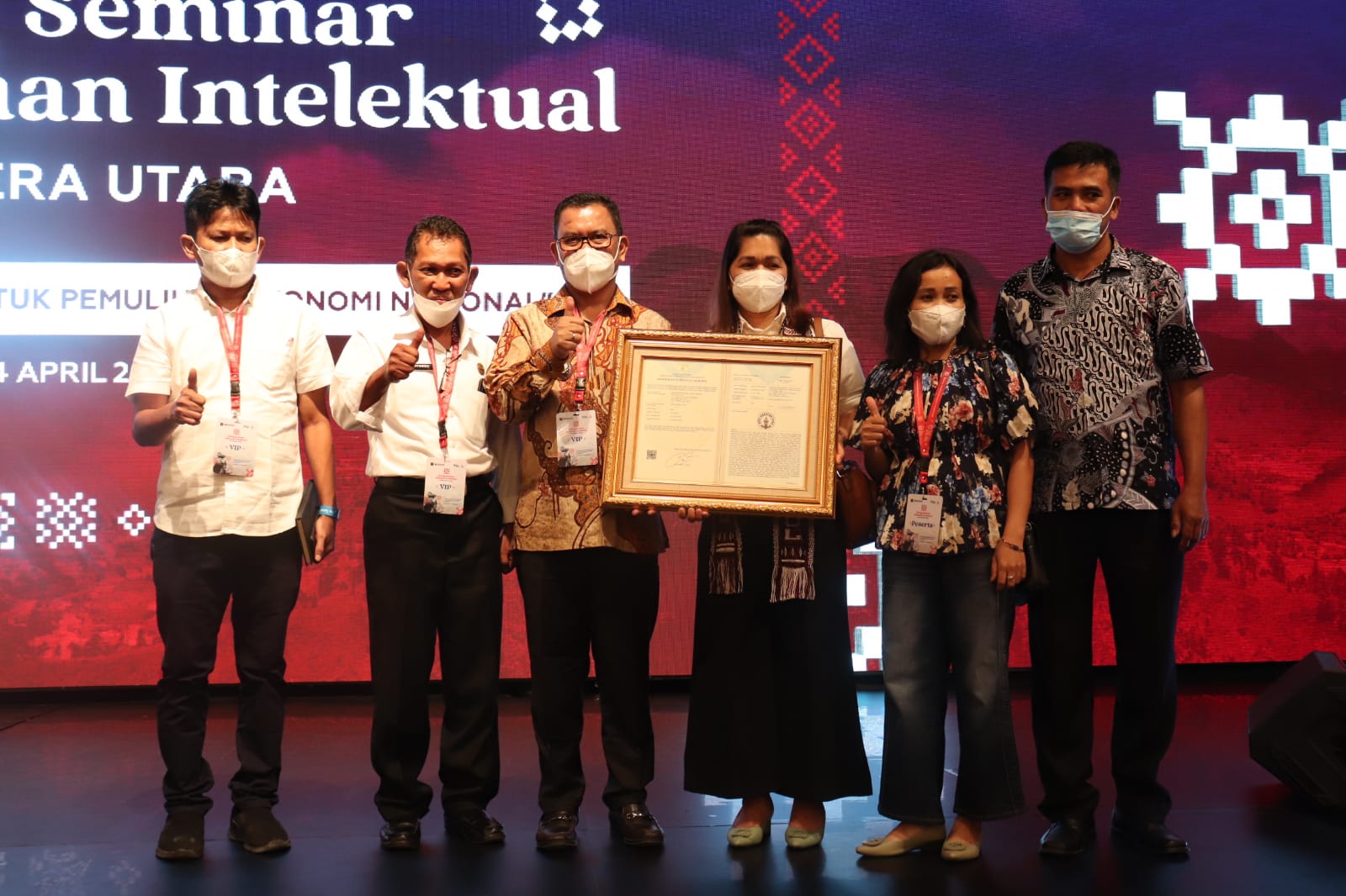 BUPATI TOBA TERIMA SERTIFIKAT INDIKASI GEOGRAFIS PADA ACARA ROVING SEMINAR KEKAYAAN INTRLEKTUAL