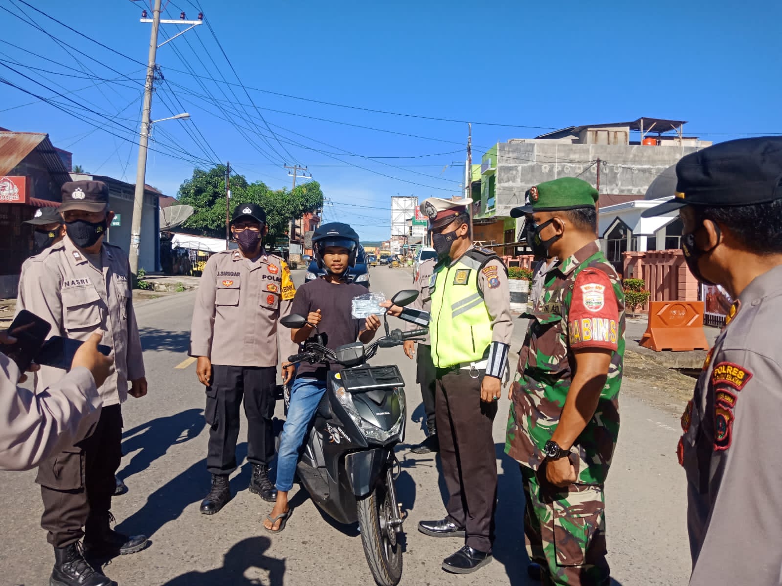 Wujud Sinergitas, Polsek Padang Bolak dan TNI Gelar Operasi Yustisi Bersama