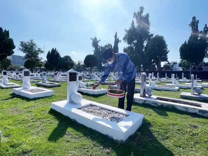 Dirut Perumda Tirtanadi Kabir Bedi Mengikuti Tabur Bunga di Makam Pahlawan