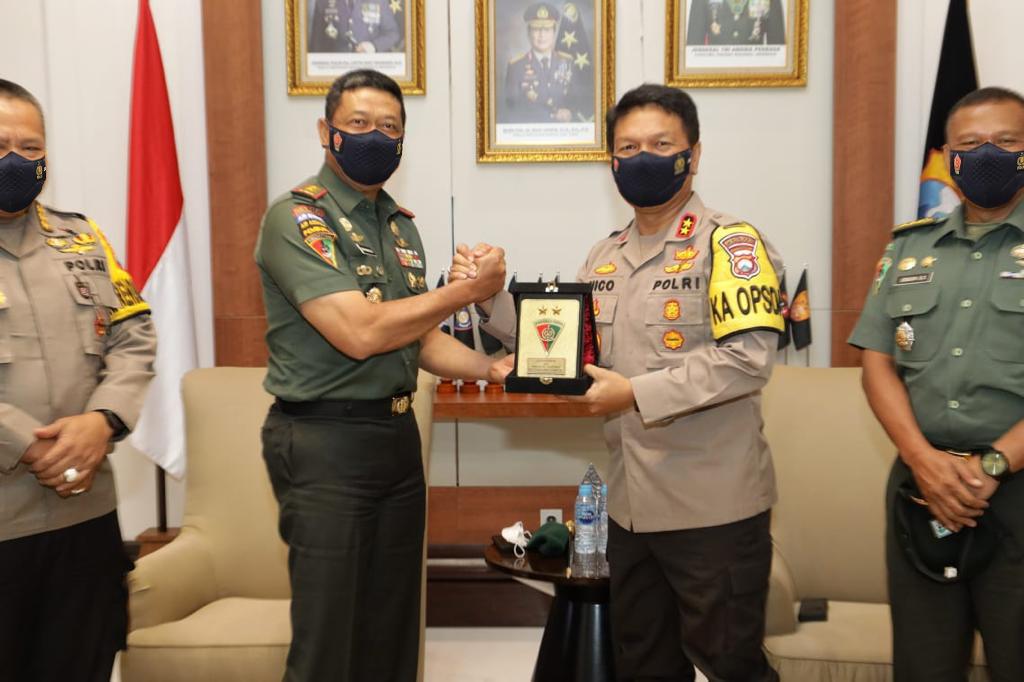Tingkatkan Sinergitas TNI-Polri, Kapolda Jatim Sambut Hangat Kunjungan  Kehormatan Pangdiv II Kostrad