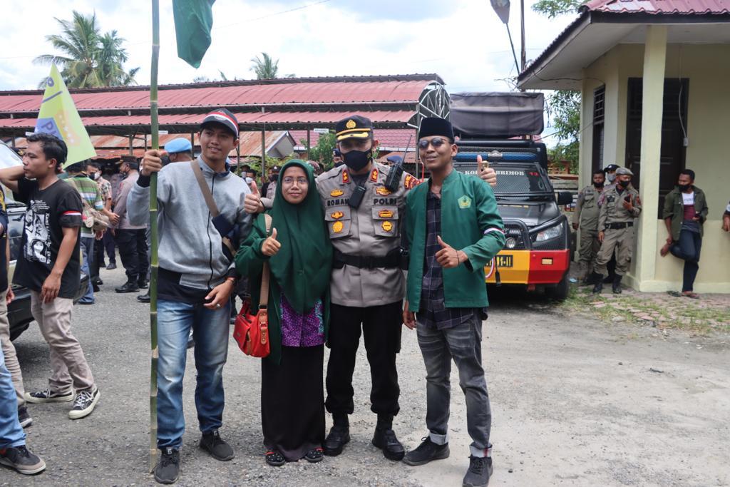 Humanis, Kapolres Tapsel Tak Sungkan Membaur dengan Aksi Damai di Paluta