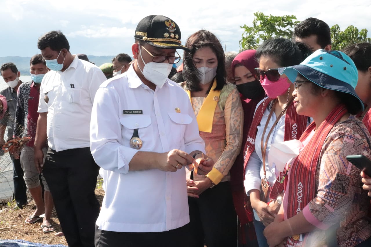 Bupati dan Wakil Bupati Toba Tinjau Kegiatan Tangkap Ikan Predator dan  Tabur Benih Ikan di Danau Toba