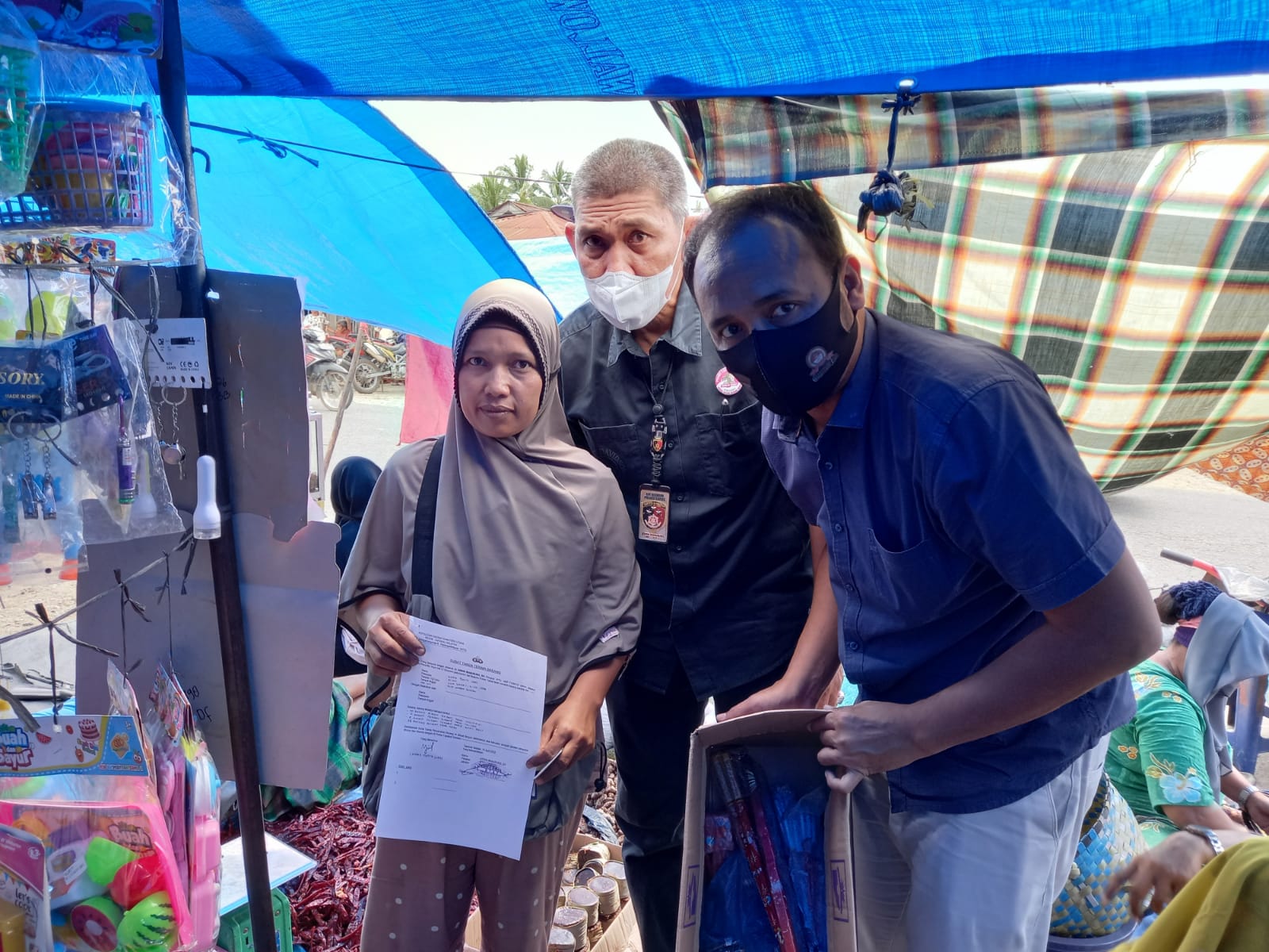 Satreskrim Polres Tapsel Sita Belasan Senjata Mainan Dan Ratusan Mercon Tanpa Izin Di Pasar Sigalangan.