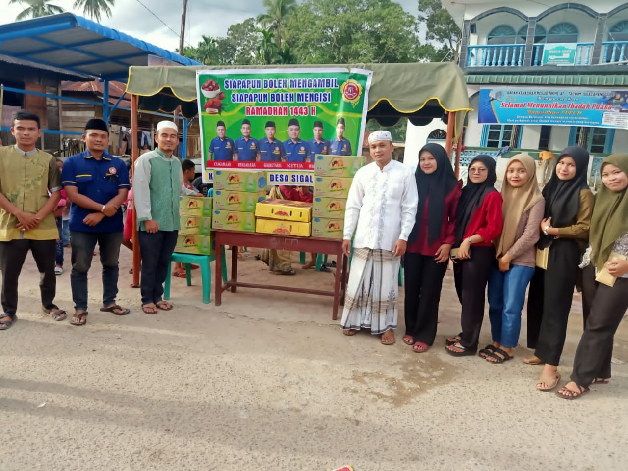 Karang Taruna Sigalapang Julu Bagikan Takjil Bupati madina.