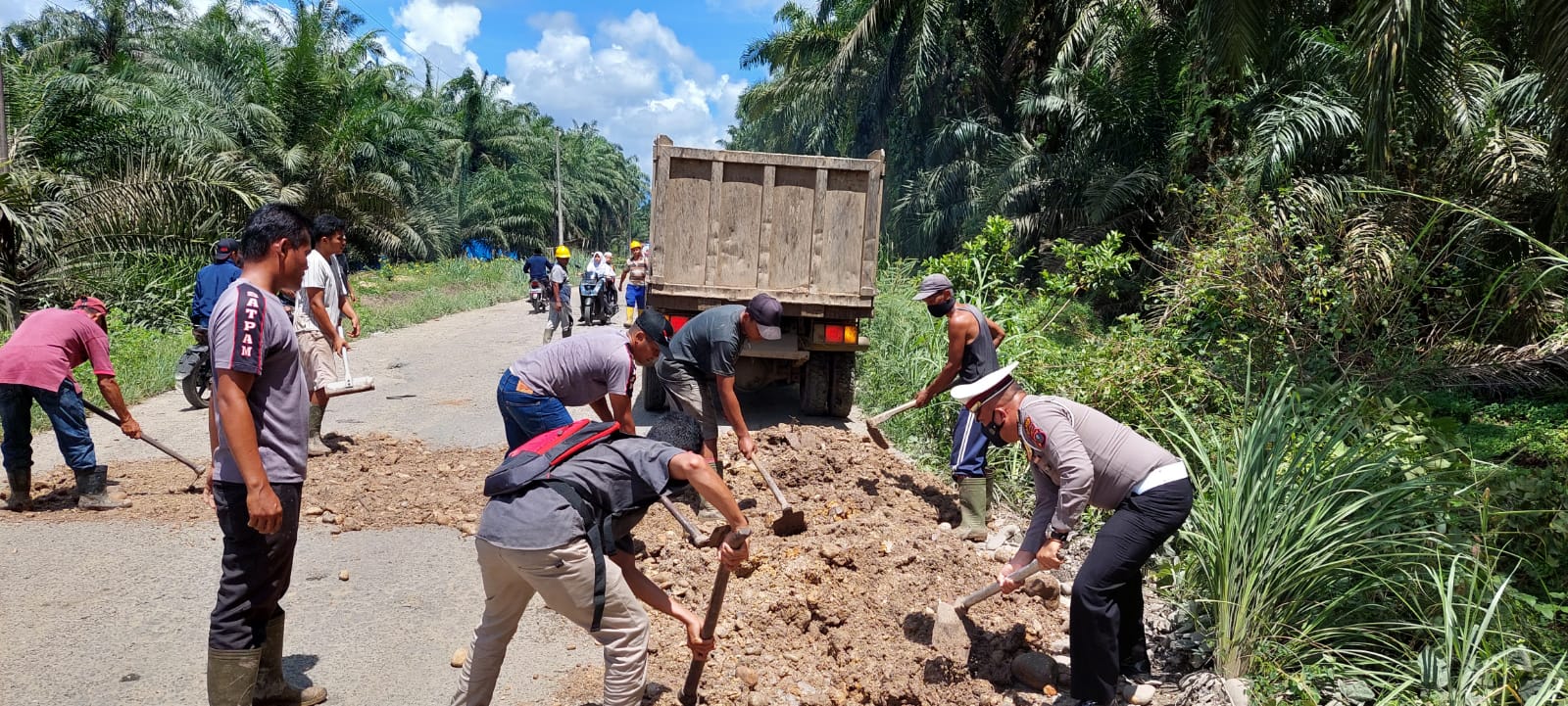 Polres Padang lawas melaksanakan penambalan jalan rusak persiapan OPS ketupat Toba 2022