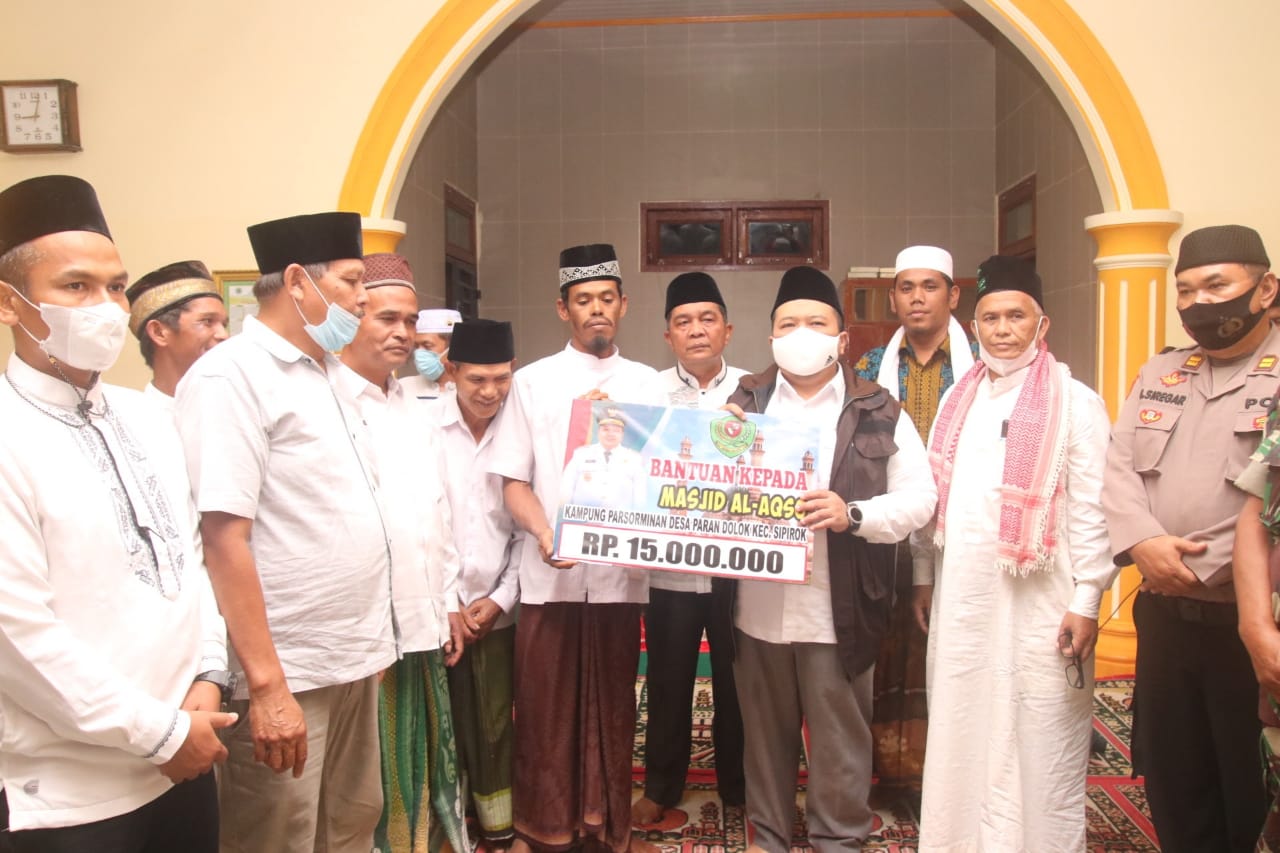 Bupati Tapsel Berikan Motivasi Kepada Warga Penerima Santunan atau Zakat