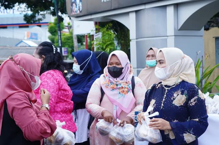 Bulan Ramadhan, Bulan Penuh Rahmat dan Ampunan Ketua PKK Labuhanbatu Berbagi Takjil di Kota Rantauprapat