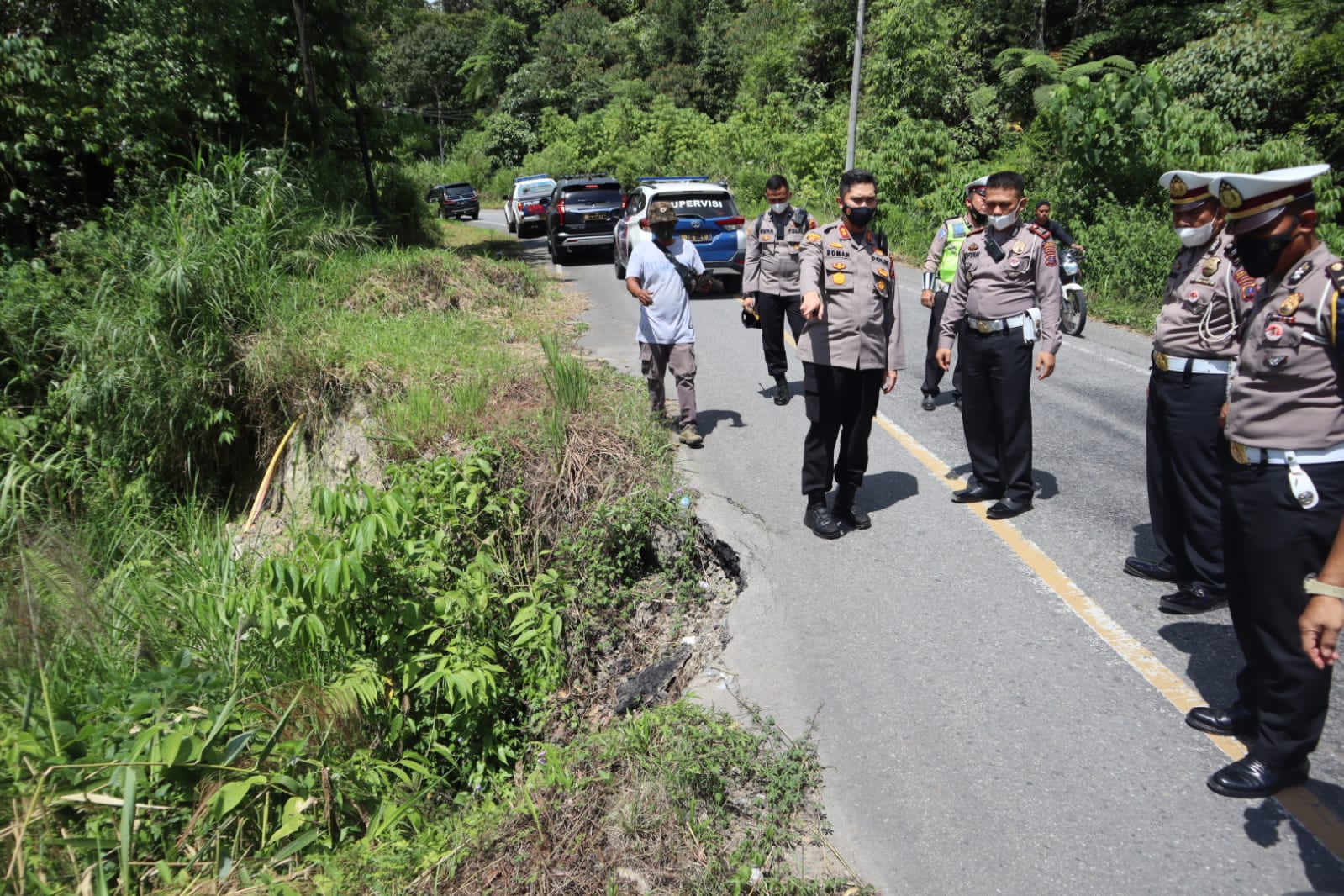 Tinjau Jalan Rusak Jelang Lebaran, Kapolres Tapsel Pastikan Akan ada Perbaikan