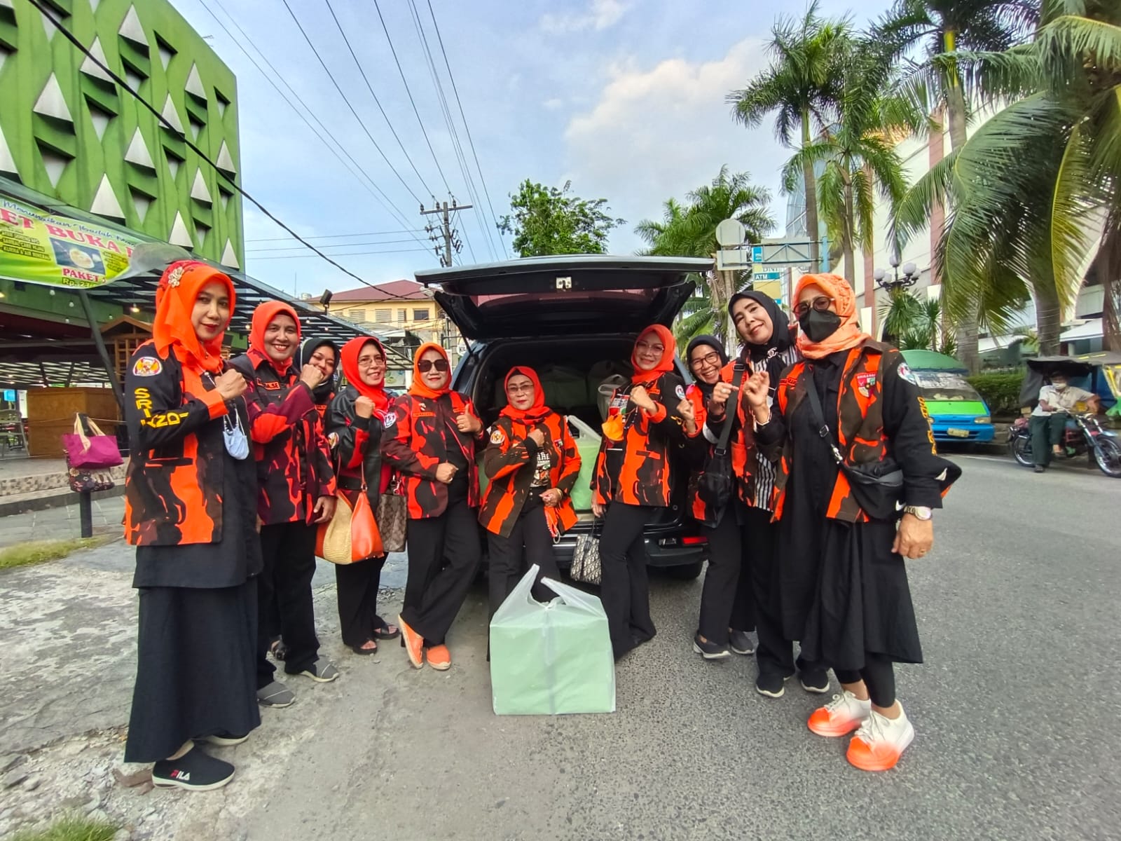 Srikandi PP Sumut Berbagi 200  Takjil dan Nasi Kotak Kepada Pengguna Jalan di SM Raja
