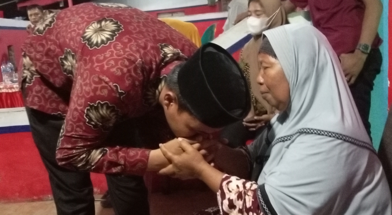 M Arifin Sungkeman Mohon Doa Pada Nek Maria Untuk Jadi Kepala Desa