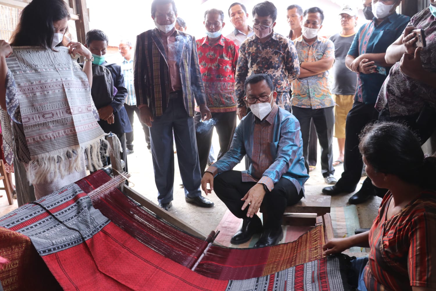 Seusai Ibadah Paskah, Bupati Toba Tinjau Perajin Tenun Ulos di Silaen
