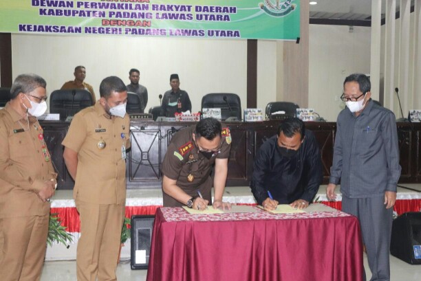 Bupati Paluta Mengapresiasi Penandatanganan MOU Bidang Datun Antara DPRD & KAJARI Paluta