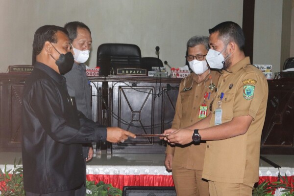 Bupati Paluta Menerima Rekomendasi DPRD  Tentang LKPJ Tahun 2021 Di Sidang Paripurna