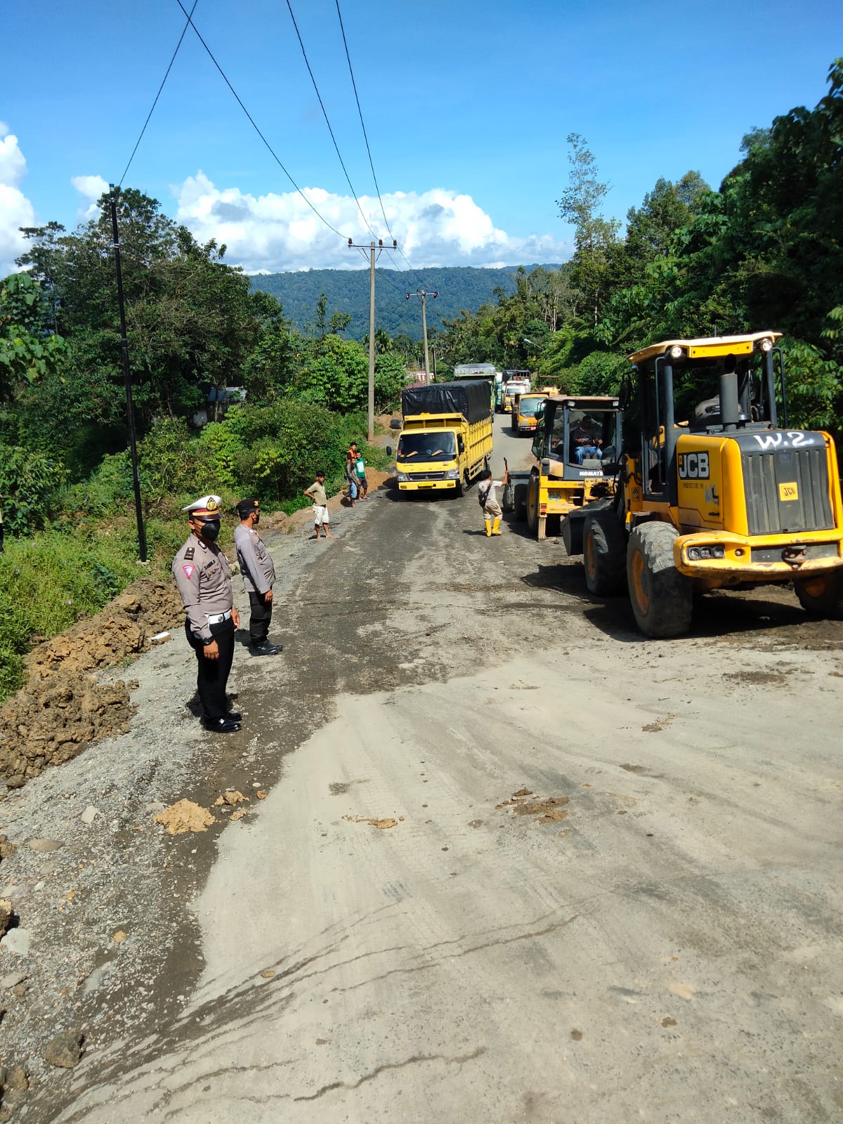 Wujud Hadirnya Polri, Polres Tapsel Dampingi BBPJN Sumut Pebaiki Jalan Batu Jomba