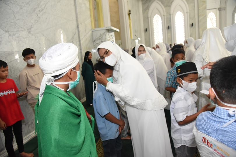 Disela Pengajian Ramadhan, DWP Tapsel Beri Santunan ke Anak Yatim dan Warga