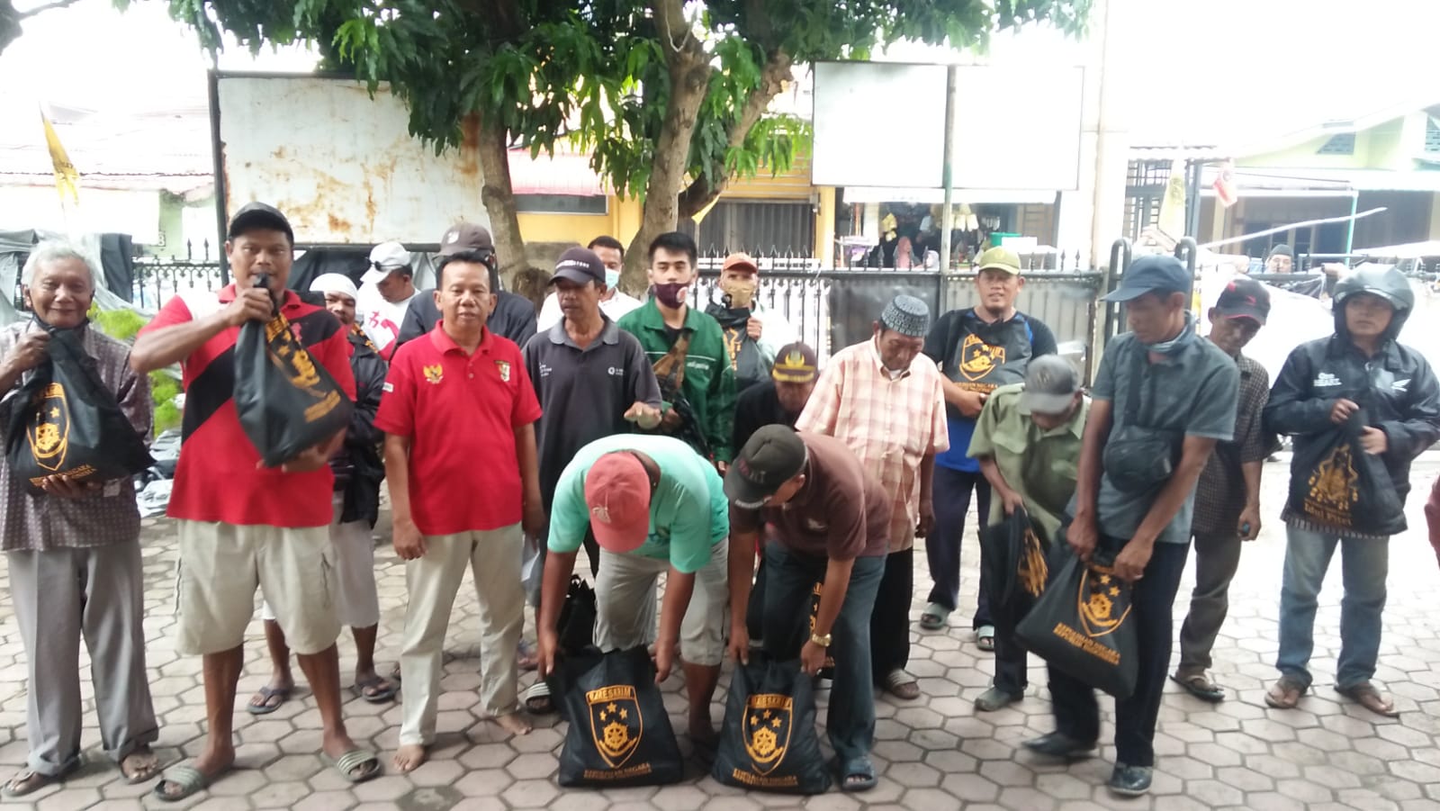 PB Pendawa Sumut Sampaikan Sembako Pak Agus Kabareskrim Ke Abang Beca