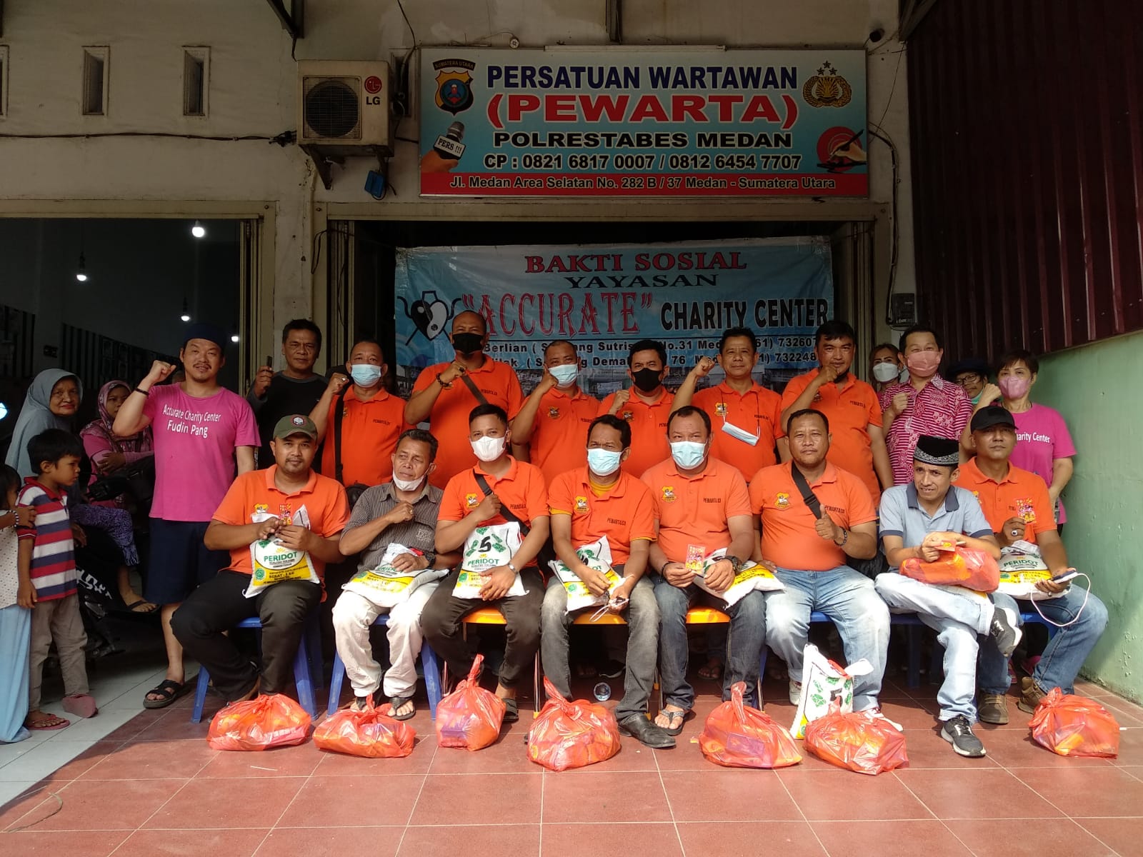 Yayasan Accurate Charity Center Bersama Pewarta Polrestabes Medan Bagi 300 Paket Sembako