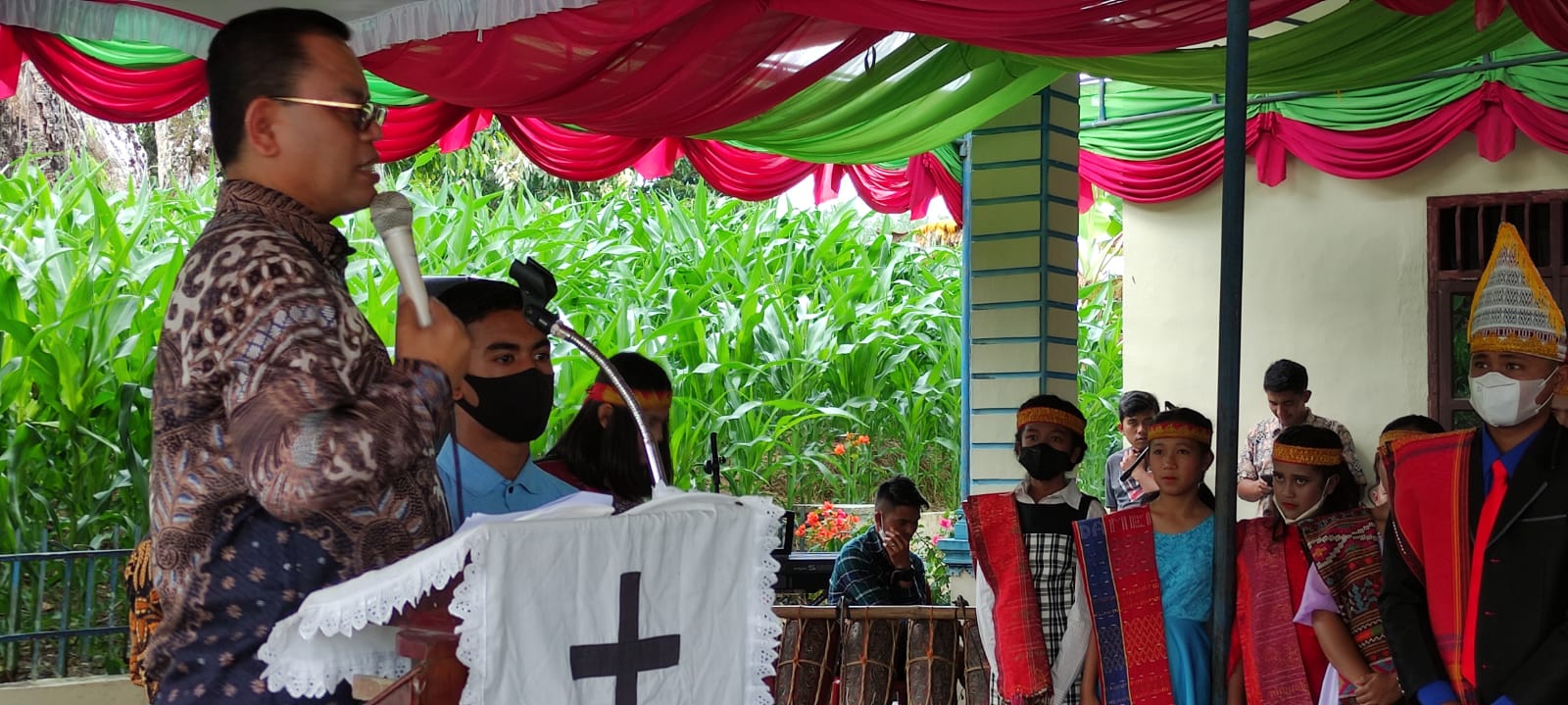 Bupati Toba Apresiasi Pesta Remaja Gereja HKI Tintinan Silaen