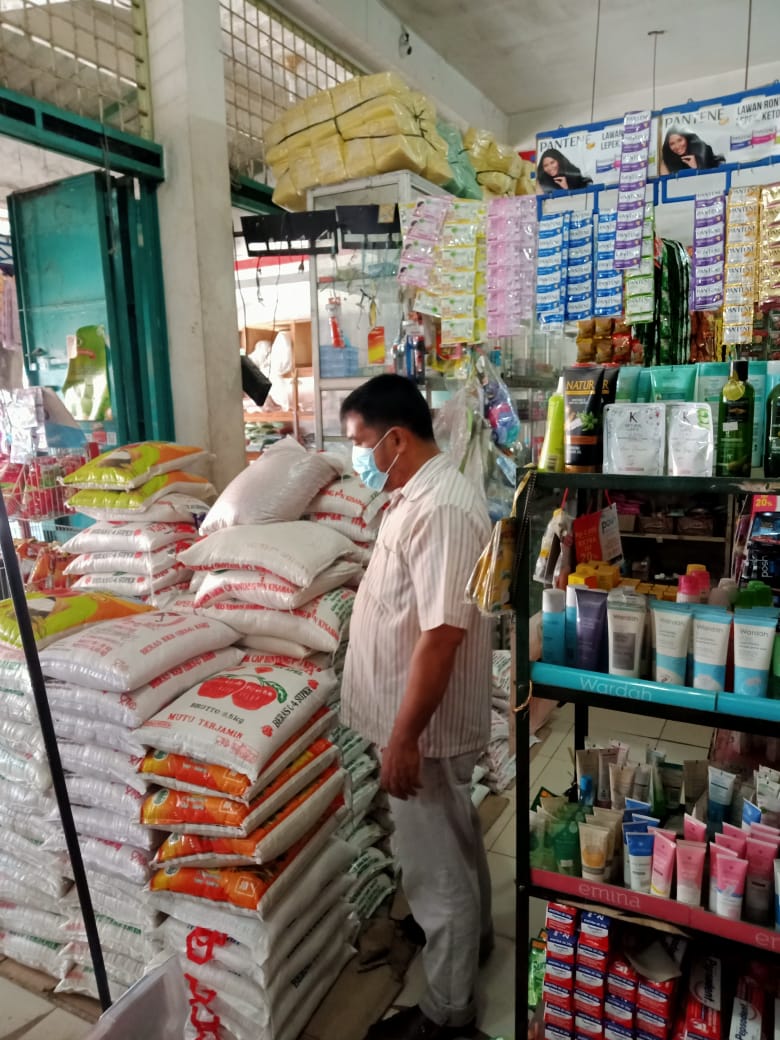 Jaga Stabilitas Harga Sembako, Kanit Intelkam Polsek Air Joman Polres Asahan Monitoring ke Grosir